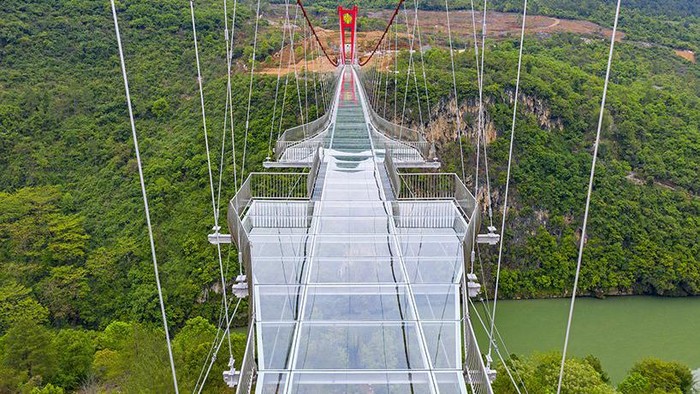 Canggih! China Punya Jembatan Kaca Terpanjang di Dunia China baru saja menyelesaikan jembatan berlantai kaca terpanjang di dunia yang terletak di Lianjiang, Provinsi Guangdong. Begini penampakannya.