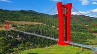 Jembatan ini memiliki tiga lapisan kaca laminasi ultra-bening setebal 4,5 cm. Foto: dok. Designboom