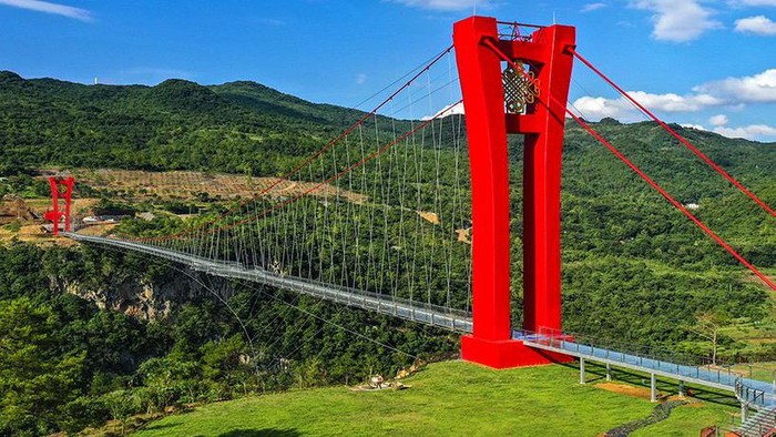 China baru saja menyelesaikan jembatan berlantai kaca terpanjang di dunia yang terletak di Lianjiang, Provinsi Guangdong. Begini penampakannya.