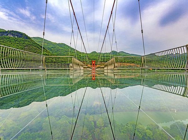 Canggih! China Punya Jembatan Kaca Terpanjang di Dunia