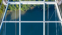 Jembatan ini membentang di tebing dan sungai pada ketinggian 659,5 kaki (201 meter). Foto: dok. Designboom