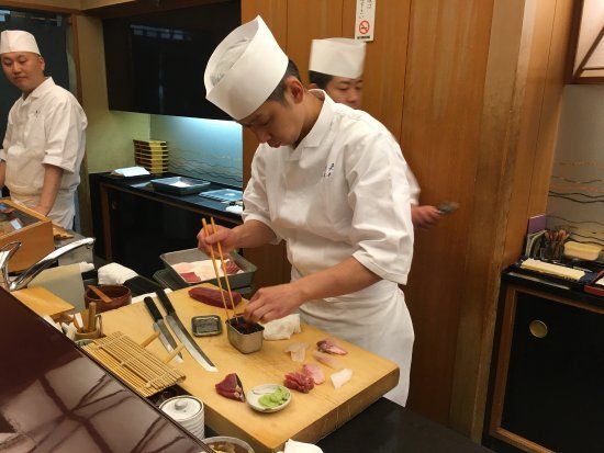 Chef dipecat karena bertato.