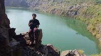 Pengunjung juga bisa berkeliling danau dengan mengitari tebing-tebing. (Foto: Gema Bayu Samudra/dtraveler)