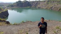 Pengunjung danau ini terbilang sepi. Salah satu alasannya adalah jalan yang ditempuh lumayan jauh dan merupakan daerah tambang. (Foto: Gema Bayu Samudra/dtraveler)---Artikel ini merupakan kiriman pembaca detikTravel, Gema Bayu Samudra, dan sudah tayang di dTravelers Photos. Traveler yang hobi berbagi cerita perjalanan, yuk kirim artikel, foto atau snapshot kepada detikTravel di dTravelers. Link-nya di sini.
