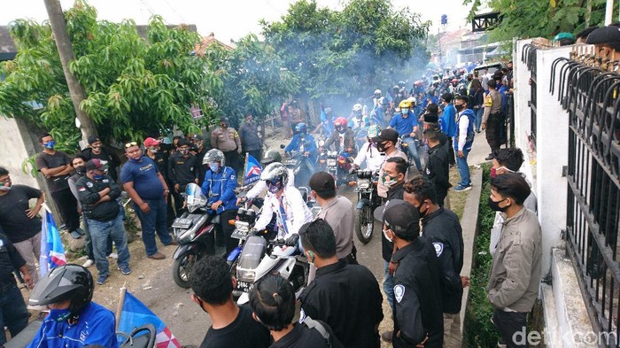 Diiringi Puluhan Biker, Iye-Awab Daftar Pilwalkot Cilegon ke KPU