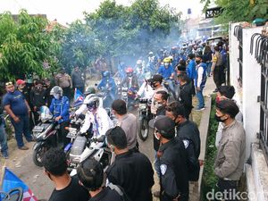 Diiringi Puluhan Bikers, Iye-Awab Daftar Pilwalkot Cilegon ke KPU