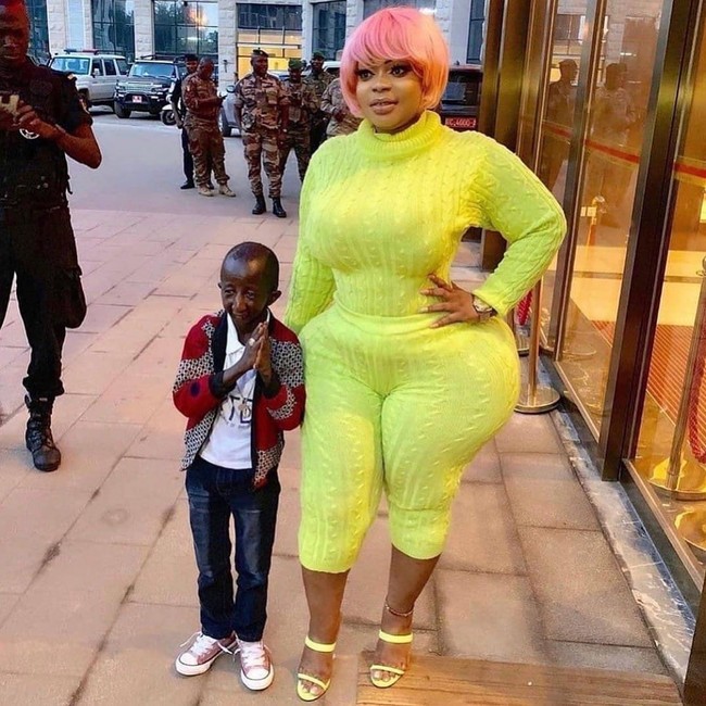 Dalam foto bisa dilihat perbedaan bentuk tubuh keduanya. Eudoxie adalah wanita sintal yang punya bokong besar yang diklaim asli tanpa operasi plastik. Tubuhnya pun tampak berisi dan lebih tinggi. Sedangkan sang tunangan Grand P yang mengidap kondisi langka progeria berbadan kecil dan kurus seperti anak-anak. Foto: Instagram @eudoxieyao__