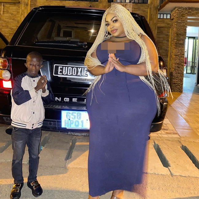 Tunanganku Grand P, kamu mengklaim aku adalah istrimu tapi kamulah yang selalu mencium penggemarmu di bibir. Di titik ini, orangtuaku mungkin akan menolak pernikahan. Tolong kendalikan dirimu karena aku tahu kamu mencintaiku, tulisnya. Foto: Instagram @eudoxieyao__