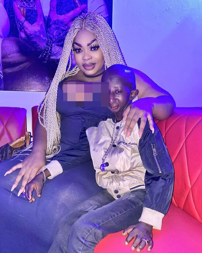 Eudoxie Yao adalah seorang model plus size yang sudah cukup lama berpacaran dengan musisi bernama Grand P. Dikabarkan keduanya juga sudah bertunangan dan memikirkan pernikahan. Meski ada yang meragukan hubungan mereka, keduanya membantah ini hanya sekadar settingan. Foto: Instagram @eudoxieyao__