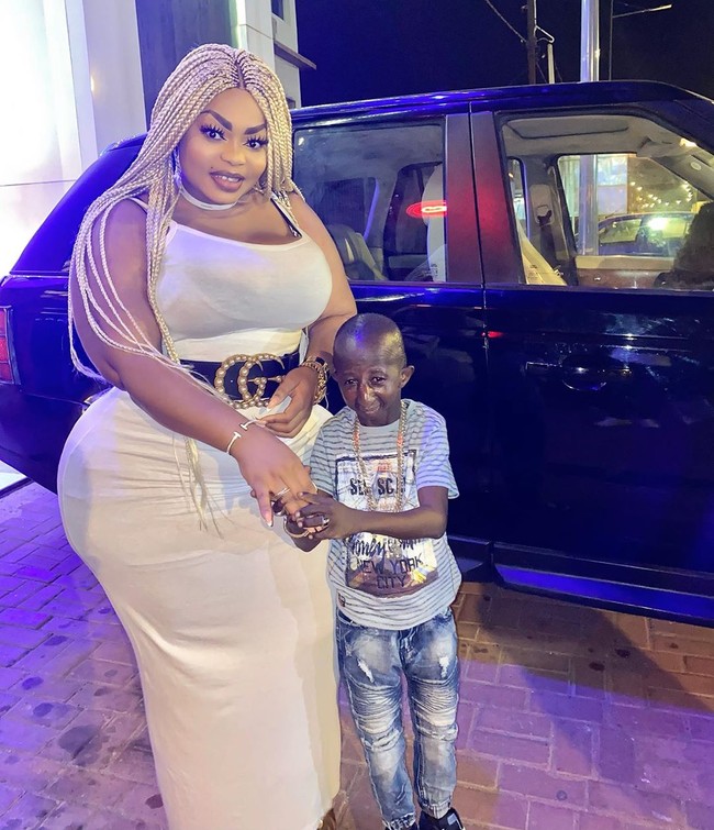 Meski mereka pun mendapat banyak dukungan dari para netizen, kisah cinta keduanya tak lepas dari kendala. Dalam sebuah postingan, wanita yang dijuluki Kim Kardashian dari Afrika itu pernah memperingatkan agar sang tunangan, Grand P, tidak bermain api. Foto: Instagram @eudoxieyao__