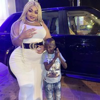 Jika kebanyakan wanita memiliki pria berbadan lebih tinggi dan besar, wanita bernama Eudoxie Yao tersebut malah memilih seseorang yang berukuran setengah dari tubuhnya. Meski berbeda ukuran badan, mereka mengaku bahagia. Foto: Instagram @eudoxieyao__