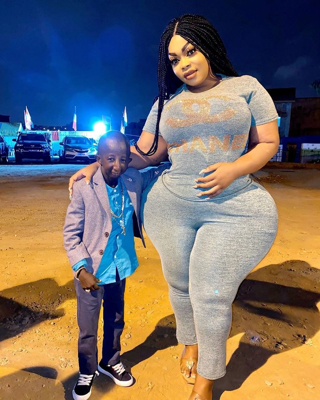 Di akun Instagram, Eudoxie Yao sering memamerkan kemesraannya dengan Grand P. Meski banyak orang menyoroti perbedaan fisik mereka, keduanya mengaku bahagia. Kami bahagia bersama dan ini adalah yang paling penting. Terima kasih semuanya atas dukungan kalian. Fisik tidak penting dalam hubungan kami, tulis Eudoxie Yao di akun Instagram dalam postingan foto mereka. Foto: Instagram @eudoxieyao__