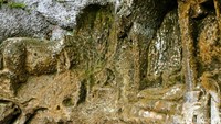 Sepintas situs ini hanya berupa cerukan tebing batu. Namun di dindingnya terdapat relief berbentuk raksasa. Selain relief induk berupa raksasa, pada kanan kirinya juga terdapat relief dengan struktur dan bentuk lain.