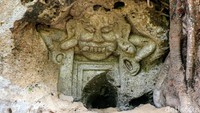 Sebuah obyek wisata bernilai sejarah berupa goa berelief bhuto atau raksasa terdapat di Bondowoso. Kawasan ini juga sudah dimasukan sebagai salah satu item UNESCO Global Geopark (UGG).