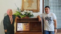 Fuad sendiri, saat ingin membuat rumah semasa kecil Wali Kota Risma ini, bapak dua anak tersebut sudah mendapatkan restu. Akhirnya disulaplah menjadi kedai kopi.