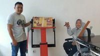 Untuk koleksinya milik Wali Kota Risma sendiri, saat ini masih terbatas yang diperlihatkan ke penikmat kopi yang sengaja datang. Ke depan, Fuad masih menunggu animo dari pengunjung. Jika dirasa bagus, nantinya koleksi akan diperbanyak.