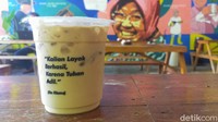 Fuad juga memberikan, quote dari Wali Kota Risma setiap cup kopi yang dihidangkan. Quote tersebut yang selama ini dirangkum oleh Fuad agar membuat inspirasi banyak orang. Salah satunya bertuliskan Kalian Layak Berhasil Karena Tuhan Adil.