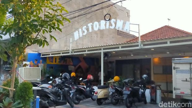 Kedai kopi milik anak Risma.