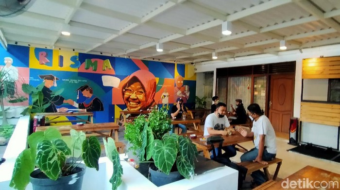 Kedai kopi milik anak Risma.