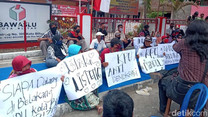massa geruduk kantor bawaslu kota blitar
