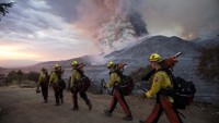 Petugas pemadam kebakaran terus berjuang memadamkan api. AP Photo/Ringo H.W. Chiu.