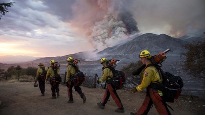 Melihat Aksi Petugas Pemadam di Kebakaran Hutan California