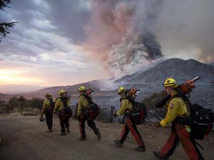 Asa Petugas Pemadam Kendalikan Kebakaran Hutan di California