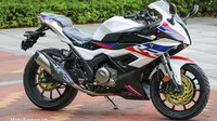 Motor berharga Rp 31,5 juta ini tergolong memiliki fitur yang lengkap. Sistem pengereman misalkan, depan dan belakang sudah mengadopsi rem cakram. Sektor keselamatan pun tidak luput dari perhatian, berkat penyematan teknologi Anti-lock Brake System (ABS) dual-channel. Foto: MotoSaigon