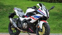 Seperti dikutip dari MotoSaigon, produsen sepeda motor asal China meluncurkan Moto S450RR. Motor sport fairing ini terinspirasi dari BMW S 1000 RR. Mulai dari fairing set, warna grafis, hingga logo pun dibuat semirip moge buatan Jerman itu. Foto: MotoSaigon