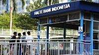 Meski akses JPO ditutup, pelanggan tetap dapat menggunakan layanan Transjakarta dengan menggunakan Pelican Crossing yang tersedia di Halte Bank Indonesia.