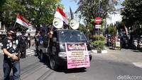 Bajo berada di barisan terdepan. Di belakangnya terdapat iringan sembilan andong. Kemudian diikuti massa yang berjalan kaki.