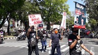 Para simpatisan membawa bendera merah putih dan bendera organisasi pengusung Bajo, Tikus Pithi Hanata Baris. Banyak pula yang membawa poster-poster tulisan.