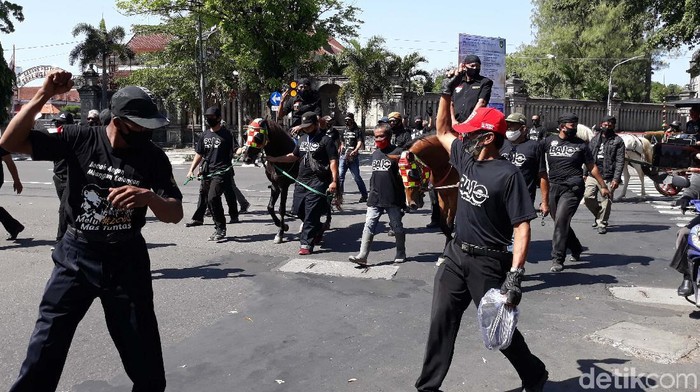 Naik Kuda, Pasangan Bajo Daftar ke KPU Solo Pasangan independen Bagyo Wahyono-FX Supardjo (Bajo) mendaftar Pilkada 2020. Mereka naik kuda dan diiringi massa simpatisan berangkat menuju kantor KPU Solo.