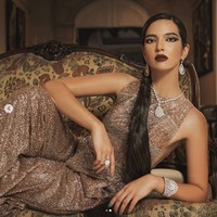 Nia Ramadhani disebut sang fotografer tampil bak Princess di pemotretan bersamanya. Gayanya super glamour dengan gaun Ivan Gunawan yang harga per meter bahannya ribuan dollar. Netizen pun menyebut gaya Nia Ramadhani ini benar-benar fantastis. Ini baru namanya The Real.....Nyonya Sultan.... Bukan kaleng kaleng.... Ngga ngaku ngaku lagi…, tulis netizen di Instagram @riomotret. Foto: Dok. Instagram @riomotret, @bubahalfian
