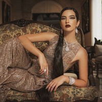 Nia Ramadhani tampil dengan busana dan aksesori seharga Rp 3 miliar untuk pemotretan bersama fotografer langganan selebriti Rio Motret. Pengen liat gak sih @ramadhaniabakrie pakai barang seharga 3 MILLIAR cuma buat foto bareng aku, GILAAAA!!! tulis Rio di akun Instagramnya @riomotret. Selain pemotretan, Rio juga mengajak Nia Ramadhani mengobrol untuk konten YouTubenya KlikKulik. Foto: Dok. Instagram @riomotret, @bubahalfian