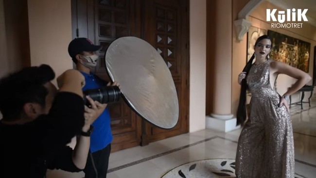 Selain memakai busana dari Ivan Gunawan, Nia Ramadhani juga bergaya dengan outfit keluaran brand Dior di pemotretannya bersama Rio Motret. Foto: Dok. Instagram @riomotret, @bubahalfian