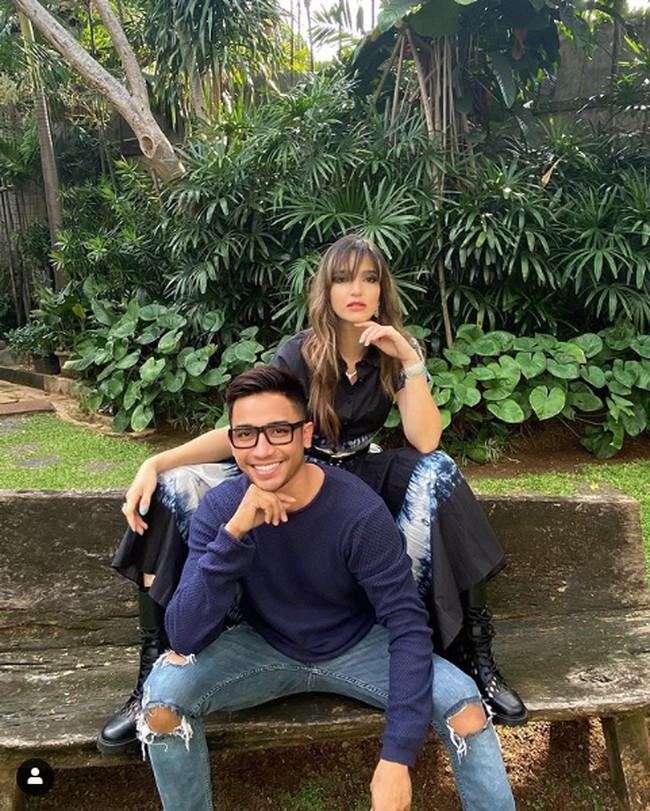 Nia Ramadhani didandani oleh makeup artist Bubah Alfian. Bubah mengatakan konsep makeup kali ini dia ingin membuat Nia bak Barbie Rusia. Foto: Dok. Instagram @riomotret, @bubahalfian