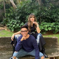 Nia Ramadhani didandani oleh makeup artist Bubah Alfian. Bubah mengatakan konsep makeup kali ini dia ingin membuat Nia bak Barbie Rusia. Foto: Dok. Instagram @riomotret, @bubahalfian