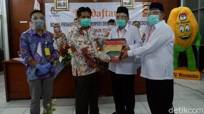 Pasangan Afif Nurhidayat-Muhammad Albar saat mendaftar di KPU Wonosobo