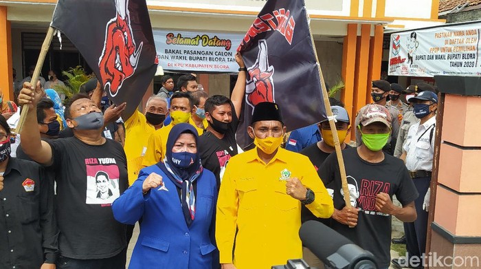 Pasangan Dwi Astutiningsih- Riza Yudha mendaftar ke KPU Blora