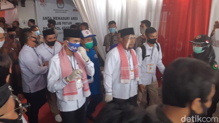 pasangan Nasrul Ulum-Eki Baihaki mendaftar ke KPU membawa kerumunan massa