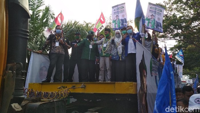 Pasangan Solihin-Ratnawati menumpangi truk saat daftar ke KPU Indramayu
