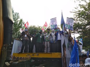 Diangkut Truk Kontainer, Sholihin-Ratnawati Mendaftar ke KPU Indramayu
