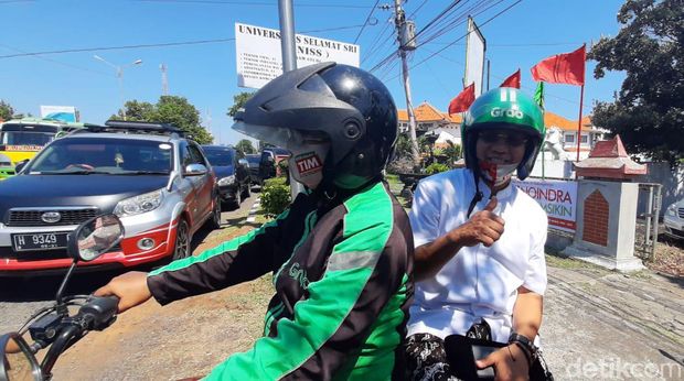 pasangan Tino-Mustamsikin mendaftar ke KPU Kendal naik ojol