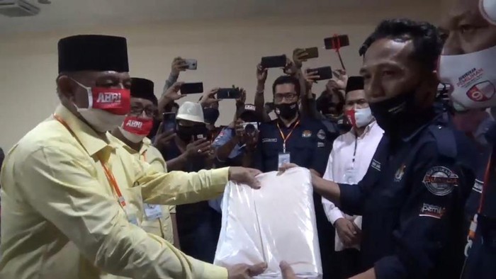 Paslon independen di Pasangkayu, Sulbar, daftar ke KPUD diiringi ribuan warga.