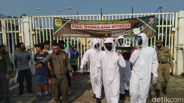 Pelanggar Masker Ditandu-Bersihkan Makam