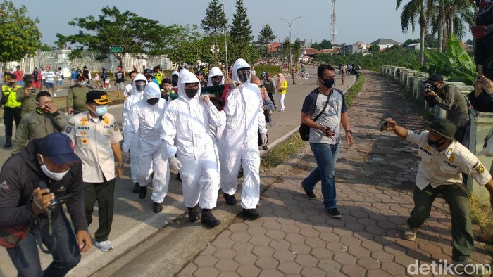 Pelanggar masker yang ditandu dan diiringi bacaan tahlil (Sachril Agustin Berutu/detikcom).