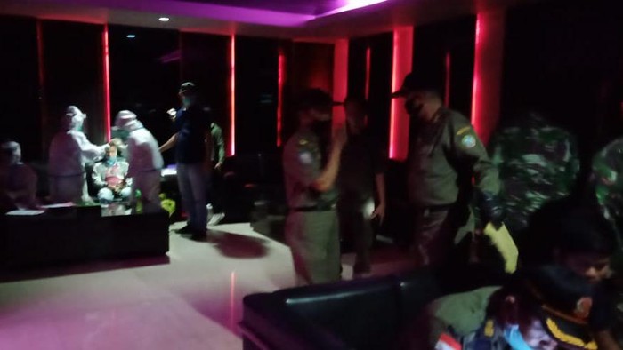Pemkot Pontianak razia protokol kesehatan di klub malam.