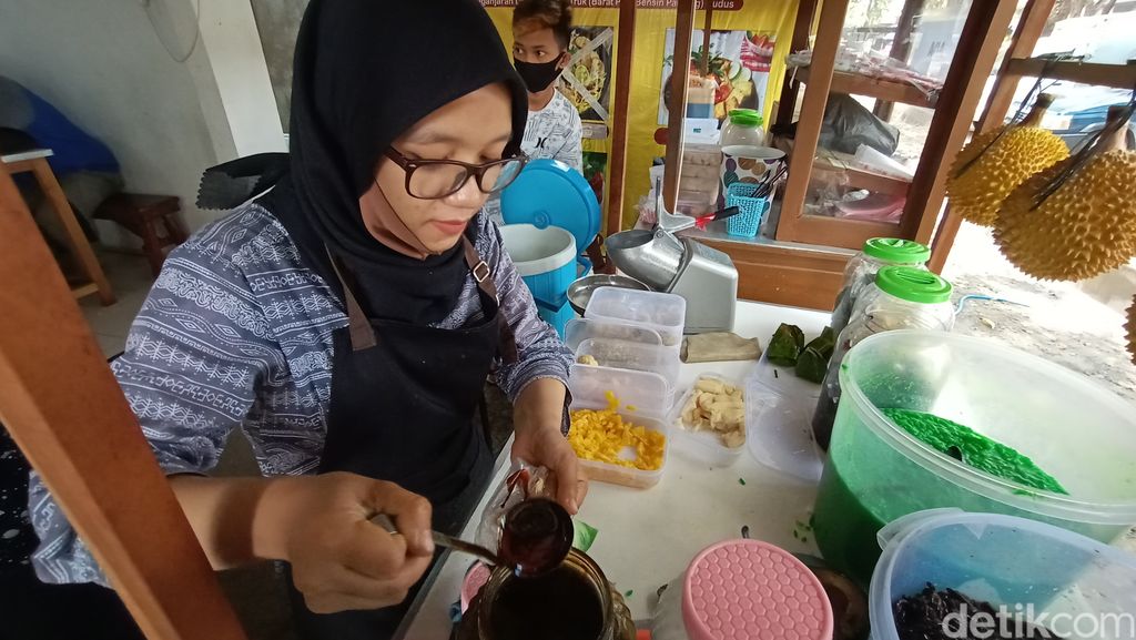 Penjual Dawet Durian yang Berparas Ayu dari Kota Kretek