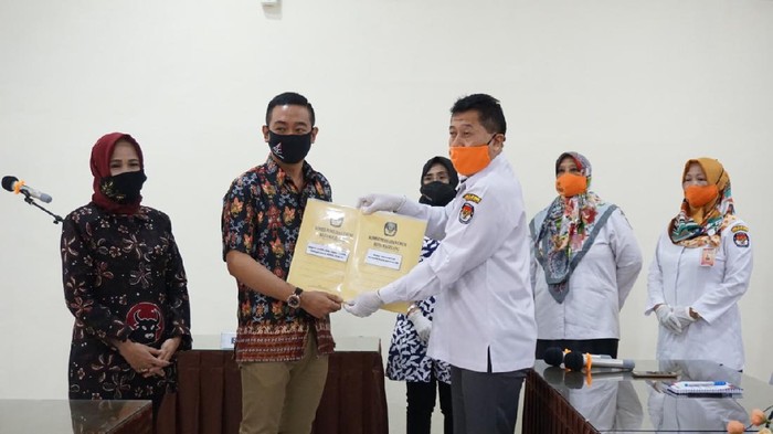 Penyerahan kelengkapan berkas persyaratan bapaslon Aji Setyawan - Windarti Agustina